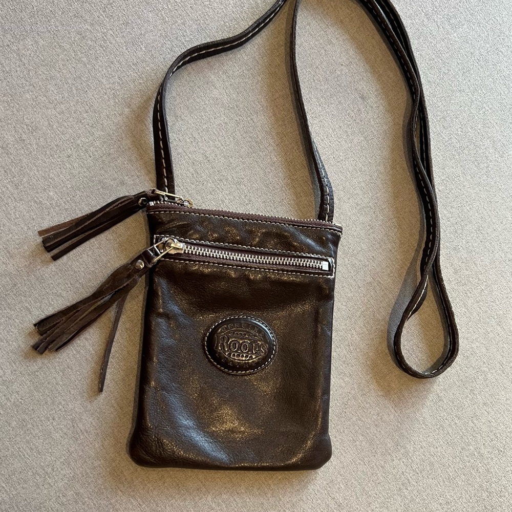 ROOTS MINi BROWN LEATHER CROSSBODY